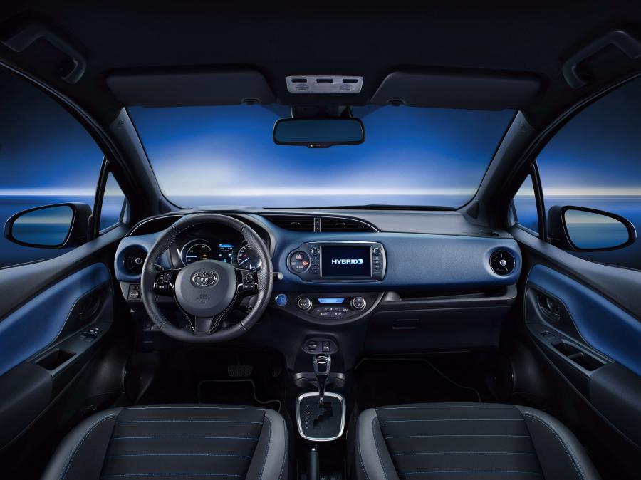 Торпедо Toyota Yaris Hybrid Bi-Tone 2017 года  (фото 5 из 42)